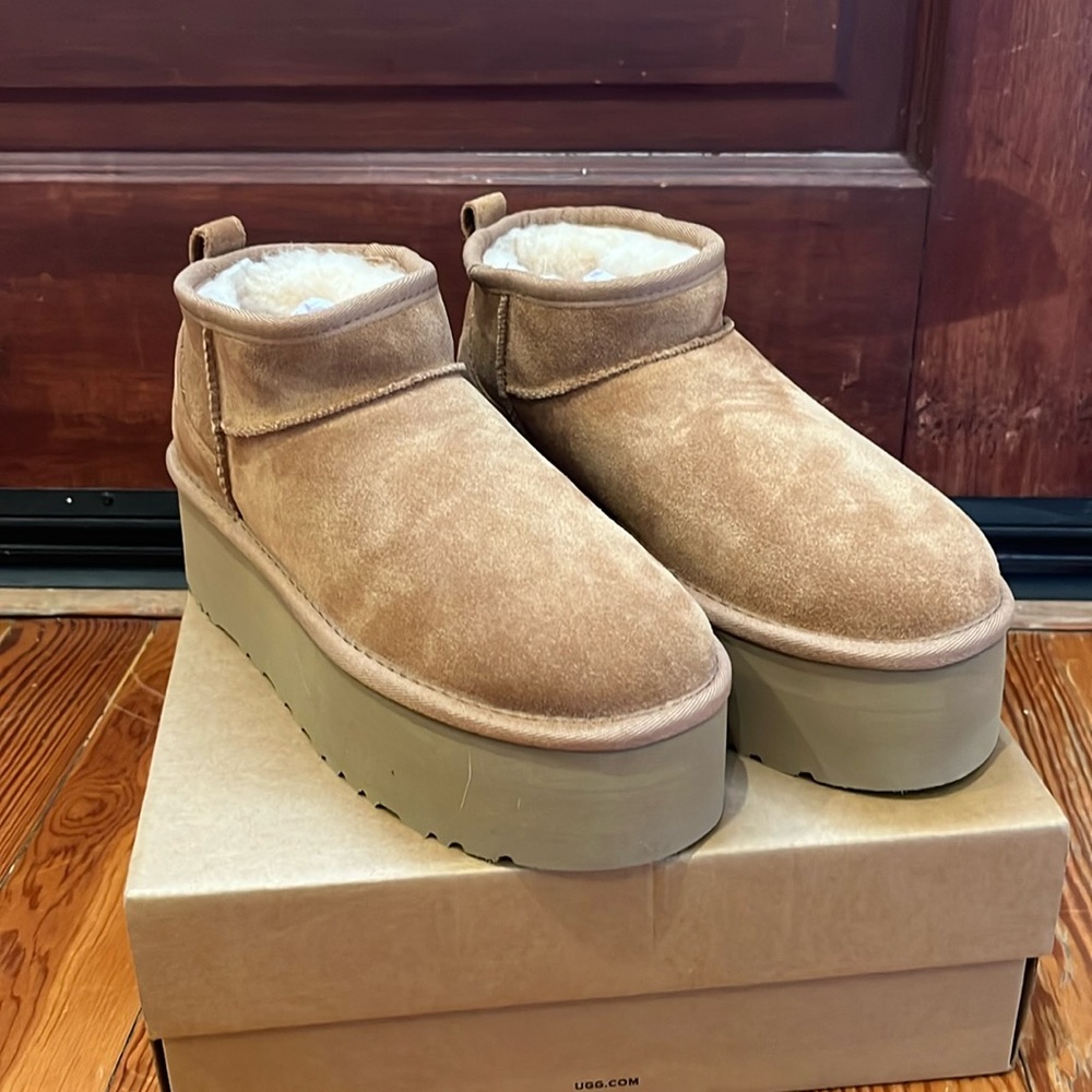 UGG mini platform women’s shoes. Size US 8. Color chestnut brown.